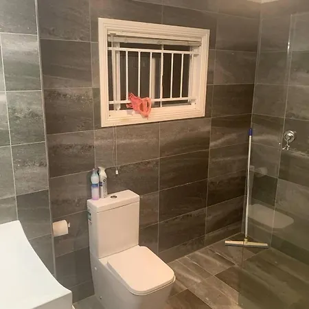 4br Exec Large House Close To Shops,train & Buses Villa *