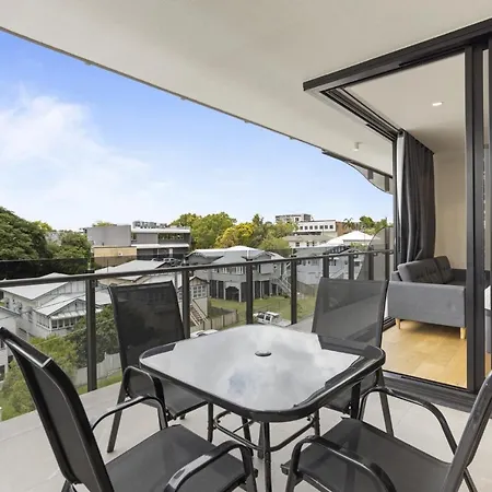Glorious 2-bed Near Local Shops Apartment *