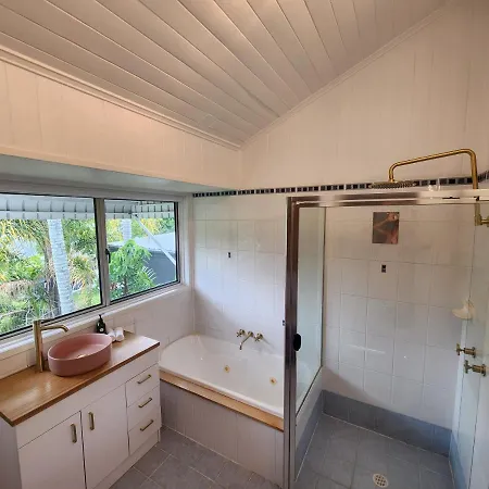 Classic Queenslander With Pool & Yard *