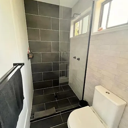 Stylish Guest In Everton Hills Brisbane