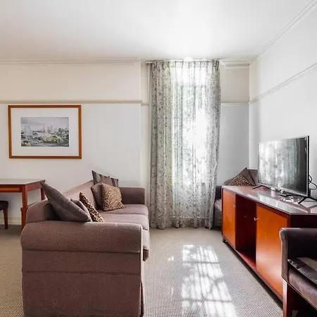 Cbd 1-br Across From Central Station Apartment