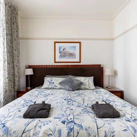 Cbd 1-br Across From Central Station Apartment Brisbane