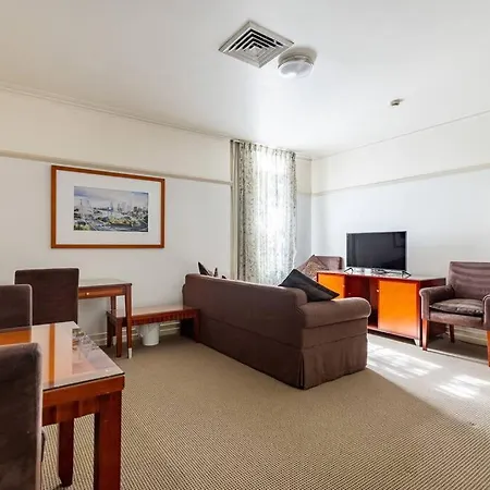 Cbd 1-br Across From Central Station
