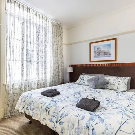 Cbd 1-br Across From Central Station Apartment *