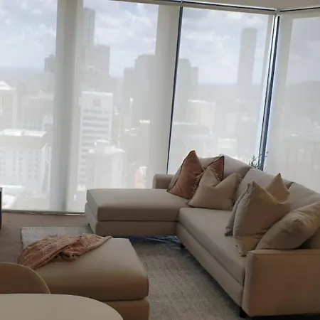 Executively Inspired - 2 Bed 2 Bath On Queen St With Carpark Fast Wifi Rooftop Pool And Sleeps 5 *
