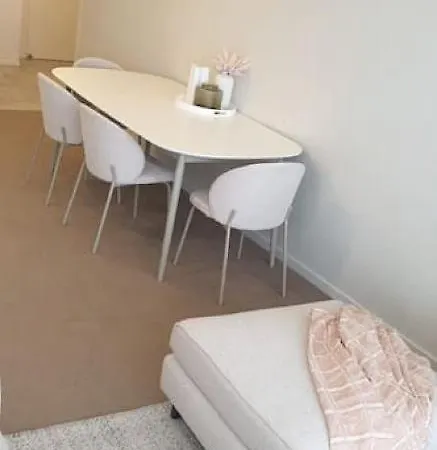 Executively Inspired - 2 Bed 2 Bath On Queen St With Carpark Fast Wifi Rooftop Pool And Sleeps 5 *