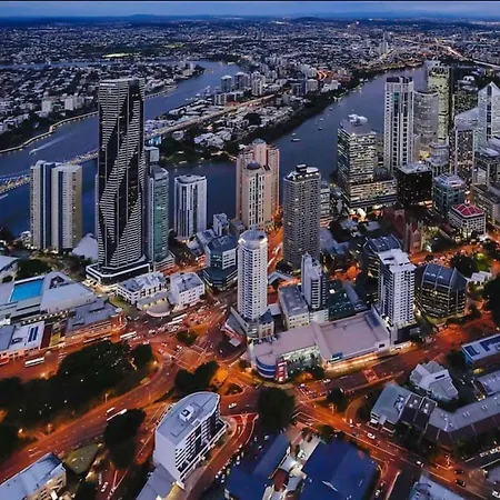 Executively Inspired - 2 Bed 2 Bath On Queen St With Carpark Fast Wifi Rooftop Pool And Sleeps 5 Apartment