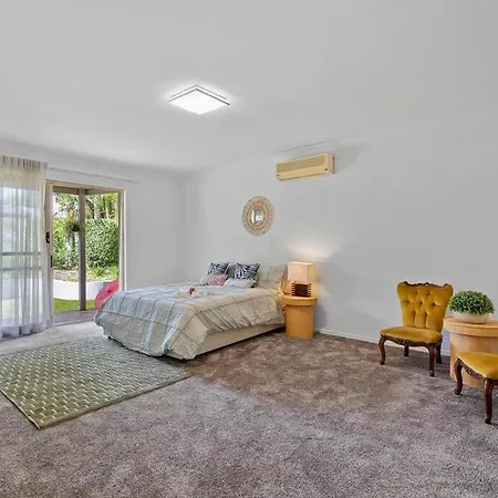 Designer's With Pool Holiday home