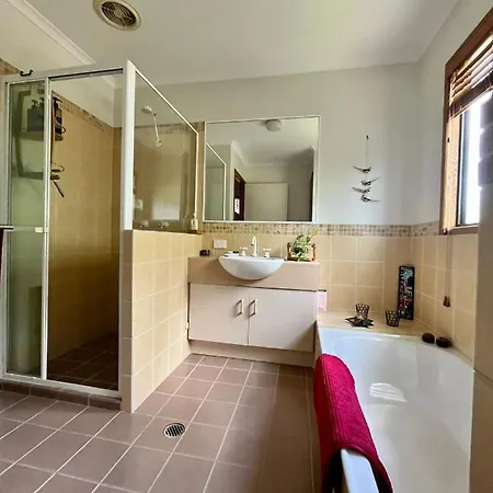Holiday home Cosy Entire In Everton Hills *