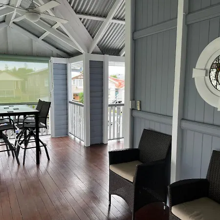 Old Queensland Charm Entire Upper Level *