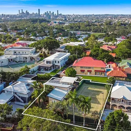 Oasis+spa Tennis Court Holiday home Brisbane