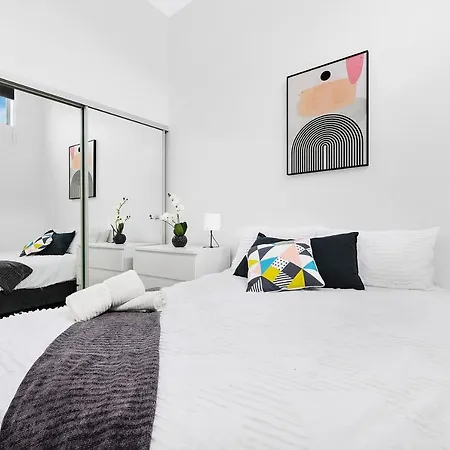 Luxurious 2br Abode In Superb Location! 3*