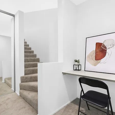 Hotel Luxurious 2br Abode In Superb Location! 3*