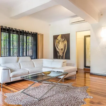 Holiday home Luxurious Art Deco House In Upscale Hamilton