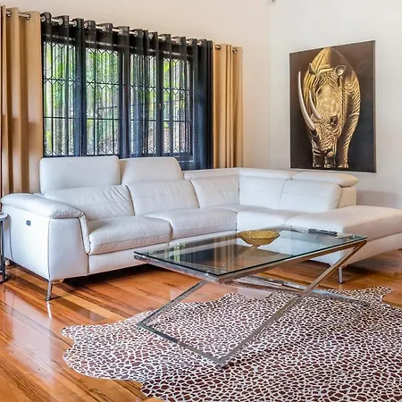Luxurious Art Deco House In Upscale Hamilton