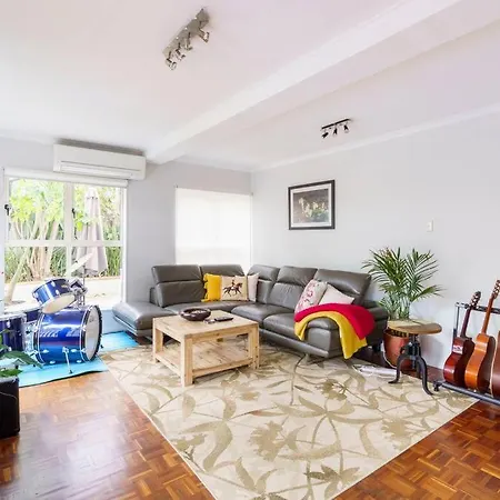 3 Bedroom With Amazing Pool Close To City, Mountains And Amenities Brisbane