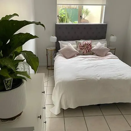 3 Bedroom With Amazing Pool Close To City, Mountains And Amenities Apartment Brisbane