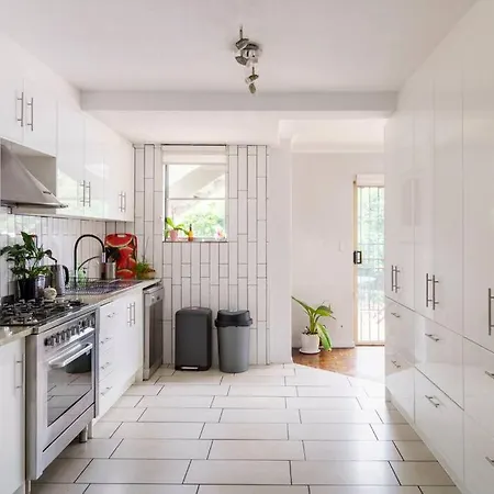 Apartment 3 Bedroom With Amazing Pool Close To City, Mountains And Amenities Brisbane