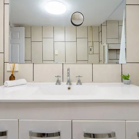 3 Bedroom With Amazing Pool Close To City, Mountains And Amenities Apartment Brisbane