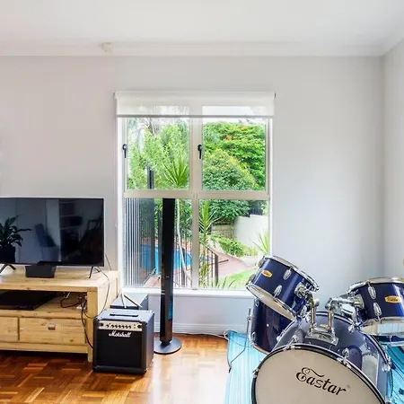 3 Bedroom With Amazing Pool Close To City, Mountains And Amenities Brisbane