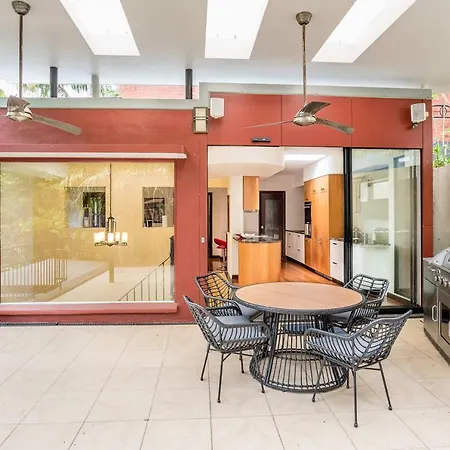 Holiday home Luxurious Art Deco House In Upscale Hamilton *