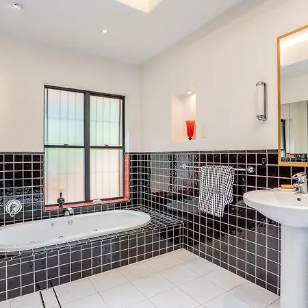 Luxurious Art Deco House In Upscale Hamilton Holiday home