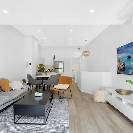 Hotel Luxurious 2br Abode In Superb Location! 3*