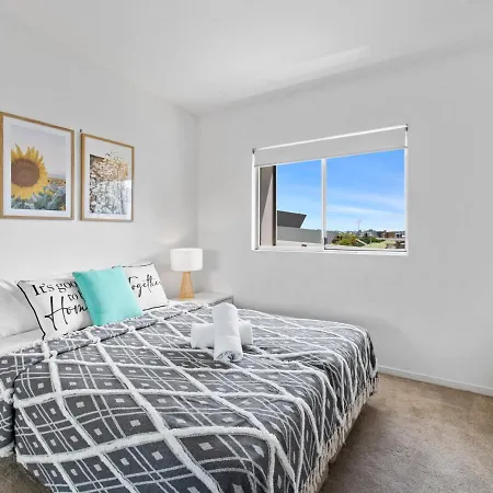 Artsy Destination Compact & Cosy 2 Bedroom At Valley Apartment