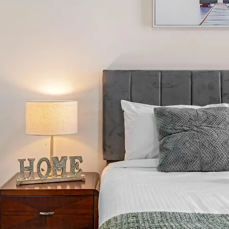 Centre 3br With Stunning Views Apartment *
