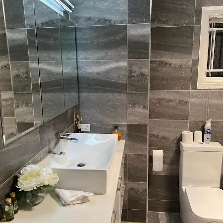 4br Exec Large House Close To Shops,train & Buses Brisbane