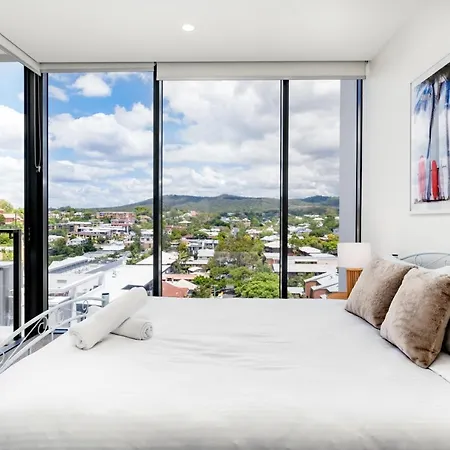 Brandnew Spacious And Stunning 1bed Apartment *