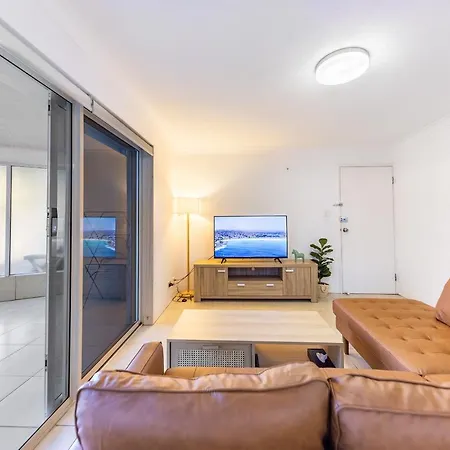 Spacious Newly Furnished 2bed In South
