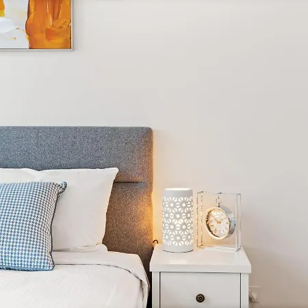 Heart Of The Valley Chic High Level 2br *