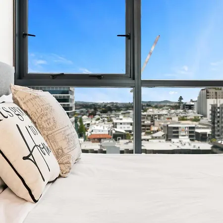 Heart Of The Valley Chic High Level 2br