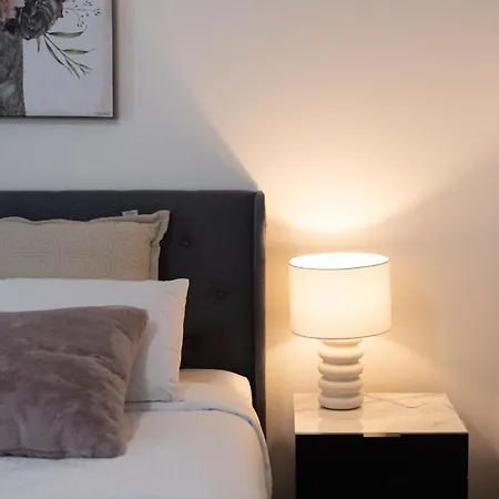 Apartment Spacious Newly Furnished 2bed In South