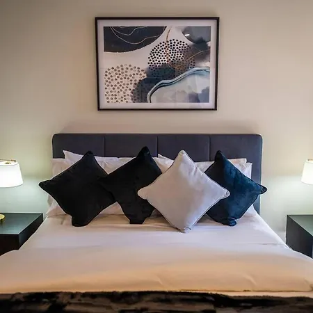Luxurious 2br With Infinity Pool Apartment