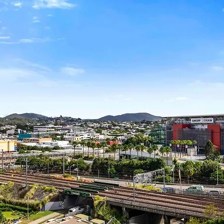 Apartment Stadium Vue, 3bd,riverview Pool, 300m To S/stadium *