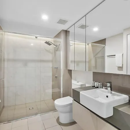Apartment Modern Riverside Oasis - Gym Pool Wifi & Parking *
