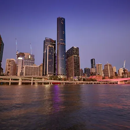 Riverfront Panorama With 2 Kings, Fireworks & Parking Apartment Brisbane
