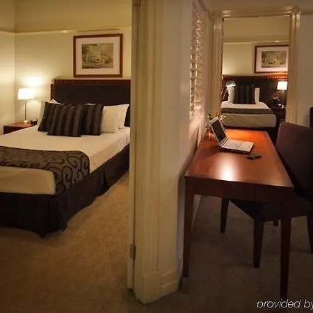 Adina Anzac Square Aparthotel 5*