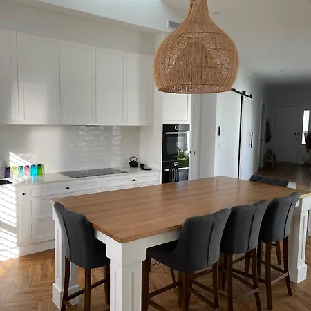 Modern Coastal Close To Royal Queensland Yacht Squadron *