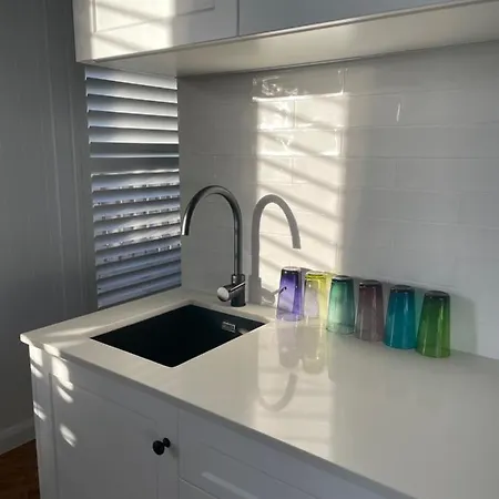Modern Coastal Close To Royal Queensland Yacht Squadron Holiday home