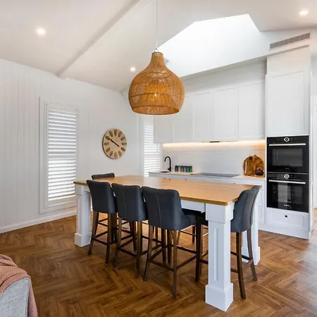 Holiday home Modern Coastal Close To Royal Queensland Yacht Squadron *