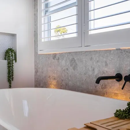 Modern Coastal Close To Royal Queensland Yacht Squadron *