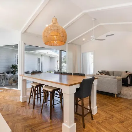 Modern Coastal Close To Royal Queensland Yacht Squadron