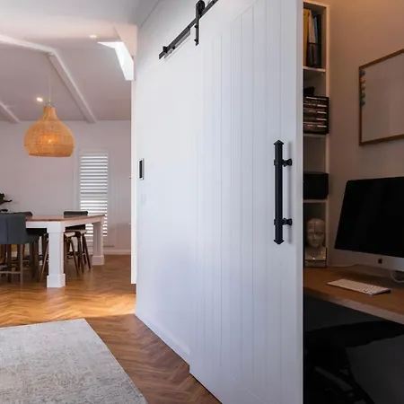 Modern Coastal Close To Royal Queensland Yacht Squadron Holiday home Brisbane