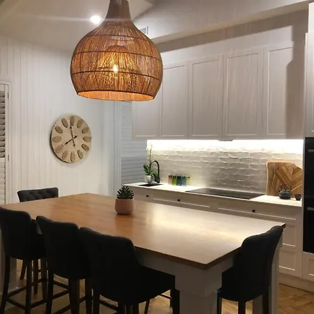 Modern Coastal Close To Royal Queensland Yacht Squadron *