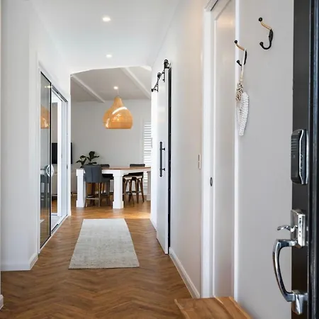 Modern Coastal Close To Royal Queensland Yacht Squadron Holiday home Brisbane
