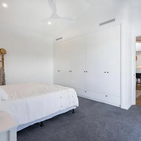 Modern Coastal Close To Royal Queensland Yacht Squadron Holiday home Brisbane