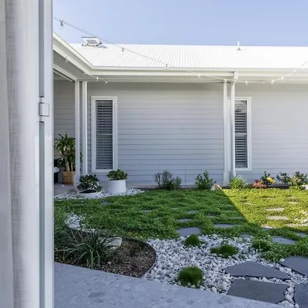 Modern Coastal Close To Royal Queensland Yacht Squadron